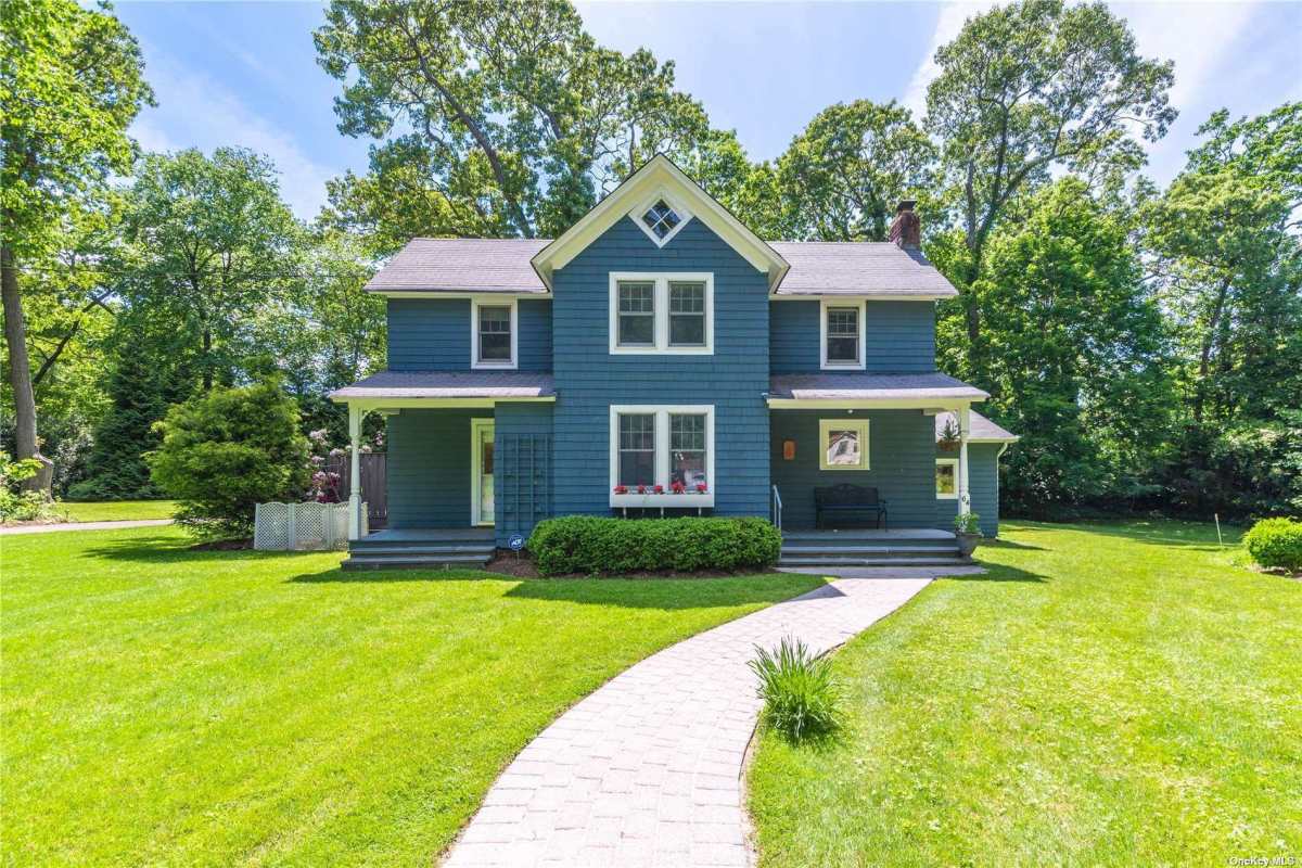 farmhouse in stony brook