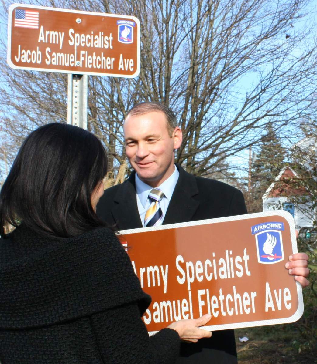 stern presents sign to kenney