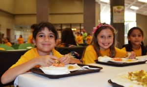 Summer_kids_eat_lunch_-_Flickr_-_USDAgov[1]