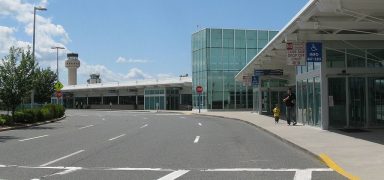 1024px-Mcarthur-airport2