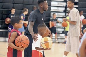 Nate Robinson helps kids at last year's camp 