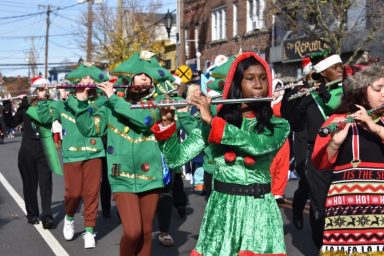 FarmingdaleHolidayParade_121021E