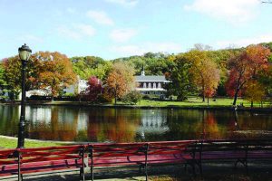 Pond_redbenches