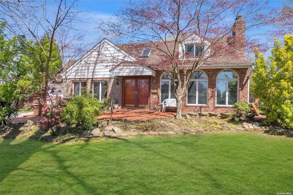 329 Old Courthouse Road Manhasset Hills 1024x682 1