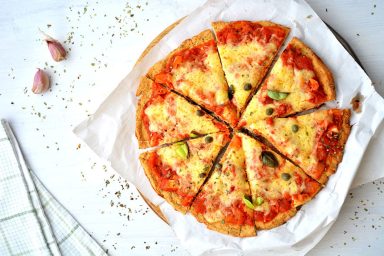 Cauliflower_crust_pizza_slices_(16863229570)