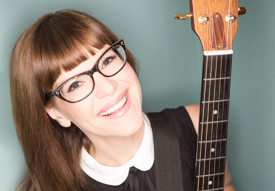 Lisa Loeb Photo Credit Juan Patino-wide