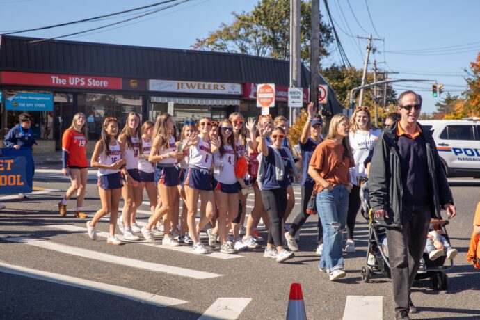 2 Manhasset Homecoming Manhasset girls lacrosse team bring their spirit to the parade 690x460 1