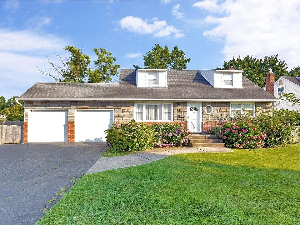 24 Colonial Dr. in Farmingdale